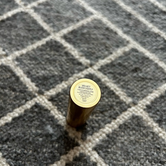 Lisa Eldridge Velvet Lipstick in Blush Lightly. - Picture 2 of 3